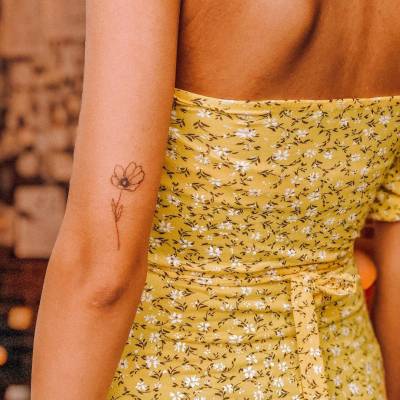 55 mini tatuagens lindas e delicadas de flores para as mulheres
