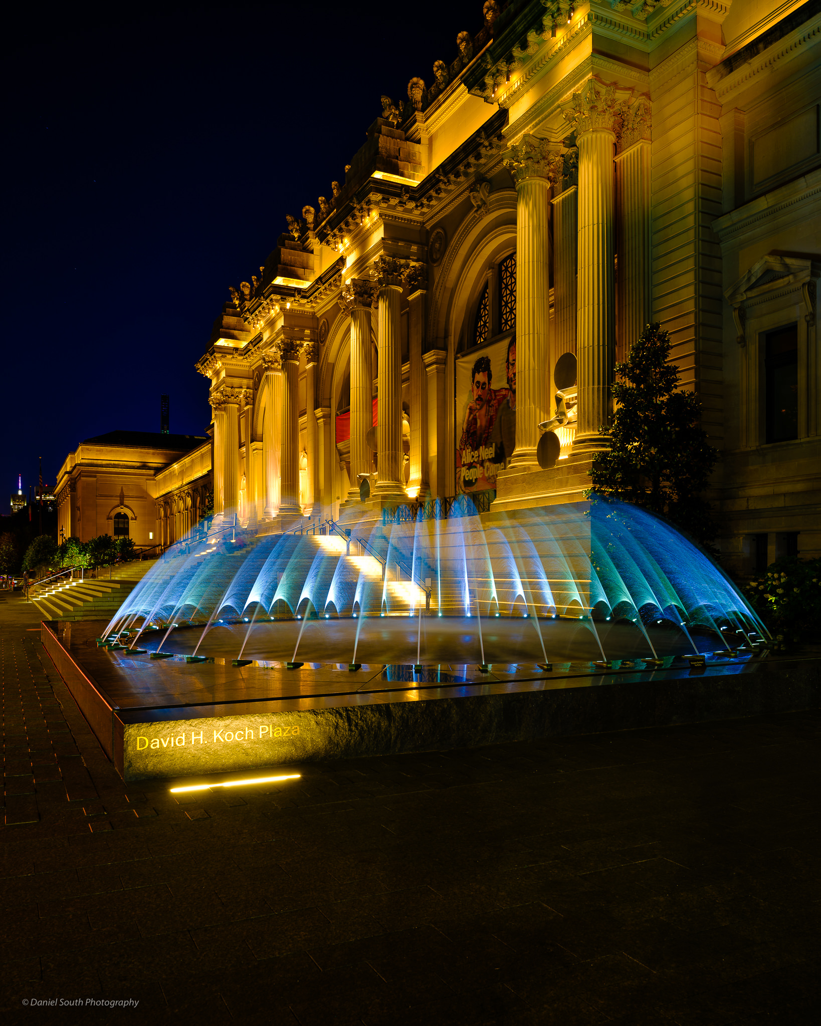 a photo of the fountains at the new york metropolitan museum of art at night