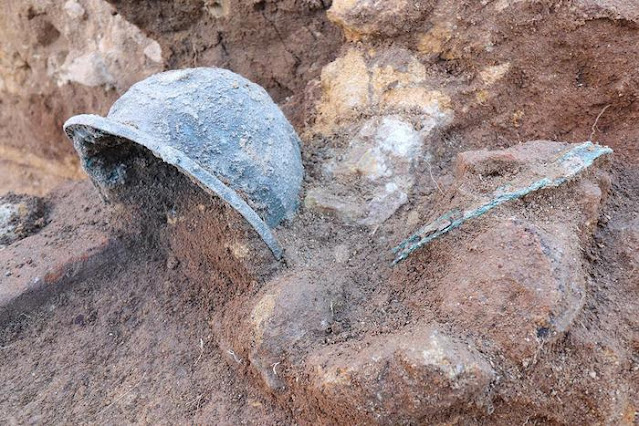 Ανασκαφές στη Βέλια, σε πρώτο πλάνο το χάλκινο κράνος ετρουσκικής προέλευσης [Credit:Αρχαιολογικό Πάρκο Paestum-Velia]