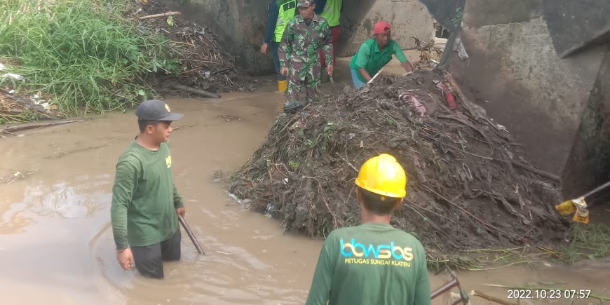 BabinsaMeger Dan Warga Gotong Royong Bersihkan Sungai Soko