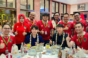 Suasana Persahabatan Pemain Timnas Indonesia dan Palestina di Balai Kota Surabaya