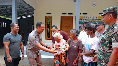 Penyerahan Kunci Bedah Rumah di Desa Rangdu oleh Dandim 1609/Buleleng