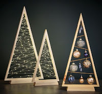 Árboles de Navidad minimalistas con marco de madera triangular