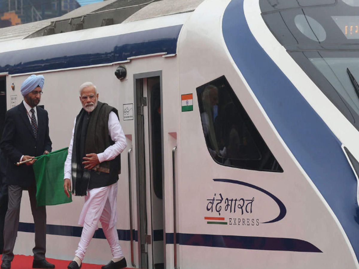वंदे भारत ट्रेन बुलेट ट्रेन से भी तेज रफ्तार  पकड़ती है, 5 घंटे में पहुंचेगी दिल्ली से पटना 