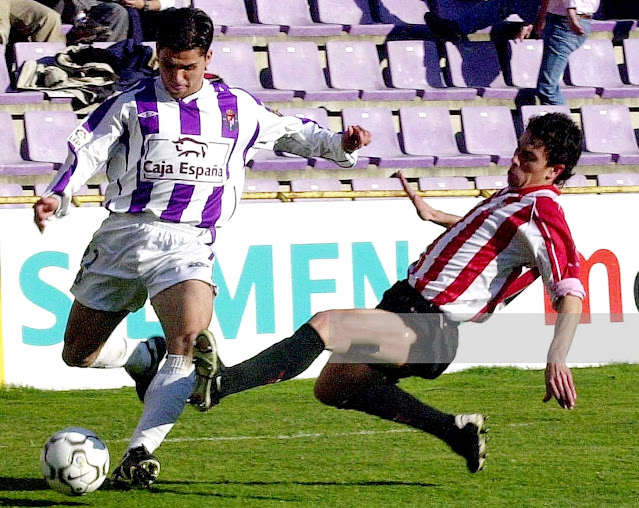 Fernando Sales centra con la oposición de Jesús Mari Lacruz. REAL VALLADOLID C. F. 2 ATHLETIC CLUB DE BILBAO 0. 24/02/2002. Campeonato de Liga de 1ª División, jornada 27. Valladolid, estadio Nuevo José Zorrilla. GOLES: 1-0: 60, Lacruz, en propia puerta, desviando una rabona de Tote. 2-0: 89’, Fernando Sales.