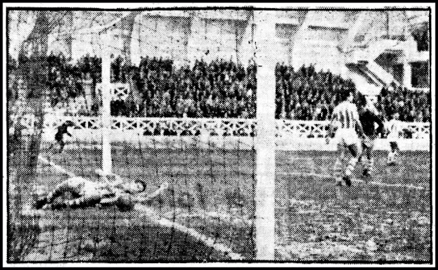 Uno de los tres goles del Valladolid. SAN SEBASTIÁN C. F. 3 REAL VALLADOLID DEPORTIVO 3. 01/11/1961. Campeonato de Liga de 2ª División, Grupo I, jornada 11. San Sebastián, Guipúzcoa, estadio de Atocha. GOLES: 1-0: 19’, Alfonso. 1-1: 47’, Vicedo. 2-1: 61’, Olano. 3-1: 64’, Amas. 3-2: 71’, Mirlo. 3-3: 83’, Morollón.