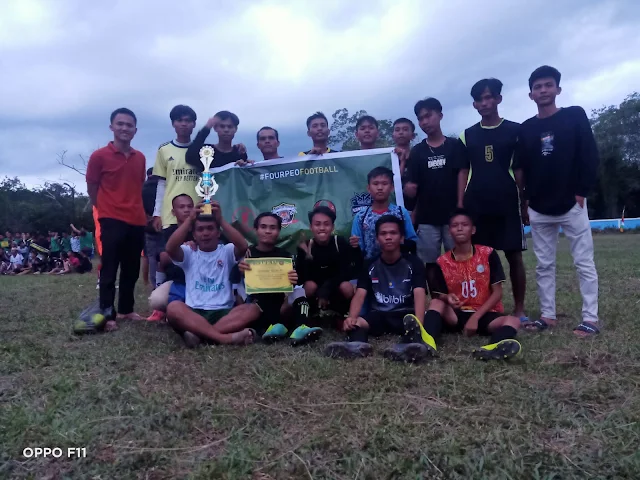 Turnamen FourpeoFootball Tim sepakbola Gunung Raja mendapatkan Juara 3