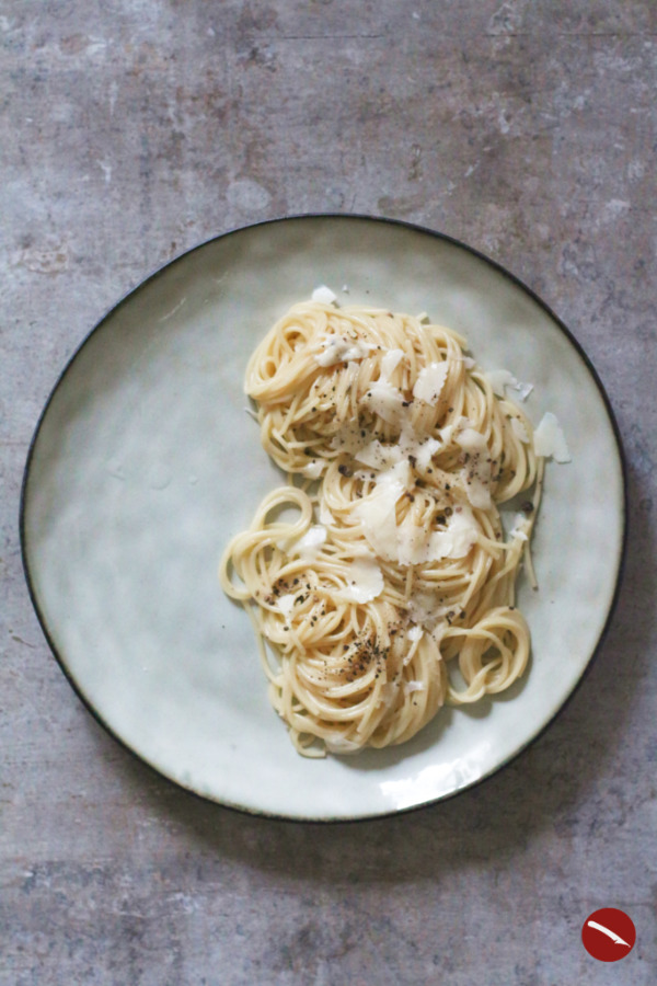 Der Klassiker der römischen Küche: Originalrezept für Spaghetti Cacio e Pepe (die Nudel der Woche) #spaghetti #pastarezepte #nudeln #kochen #käsesauce #pecorino #thermomix #einfach #schnelle_rezepte #kohlenhydratemachenglücklich #foodblog