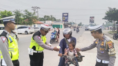 Satlantas Polres Tulang Bawang Barat Bagikan Takjil  Bagi Pengguna Jalan