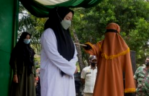 امرأة أندونيسية متهمة بالزنا تعرضت للجلد 100 جلدة علنا ​​، والرجل 15 جلدة