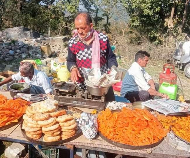 After retirement, this teacher forced to sell jalebi-pakodas in fairs, got only 1000 pension under NPS