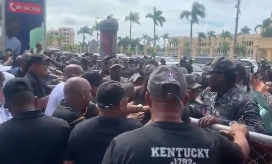 Video | Policías activos y pensionados se enfrentan en protesta frente al Palacio Nacional