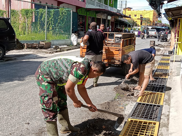 Ikut Gotong Royong, Babinsa Erwin E Sidabutar Himbau Warga Menjaga Kebersihan Lingkungan  