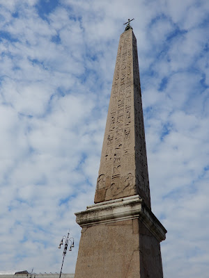 ポポロ広場のオベリスク