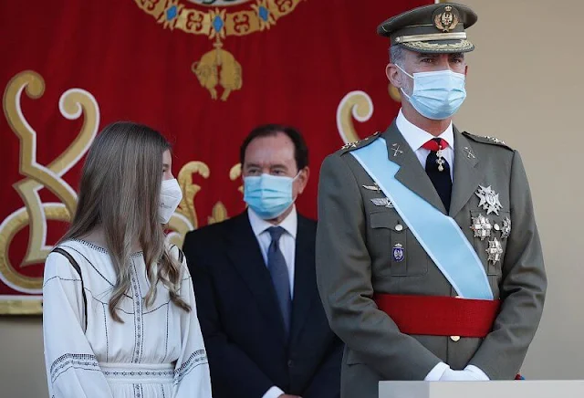 Infanta Sofia wore an embroidered eco-friendly viscose dress by Claudie Pierlot. Queen Letizia wore a light blue dress