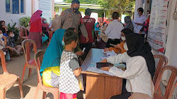 Bhabinkamtibmas Polsek Sukra Melaksanakan Pengamanan Pembagian BST Tahap Dua Dari Kemensos RI