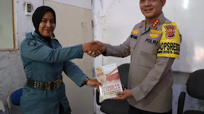 Kapolresta Banda Aceh Berikan Buku Karyanya Untuk Mahasiswa Akademi Maritim Aceh Darussalam