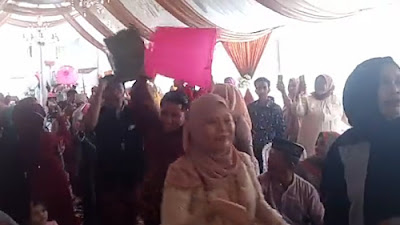 Viral Video, Rombongan Tamu Pernikahan Di Pinrang Bawa Perabot Rumah Tangga Pengganti Kado