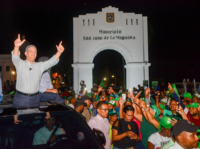Caravana multitudinaria de Leonel Fernández en San Juan