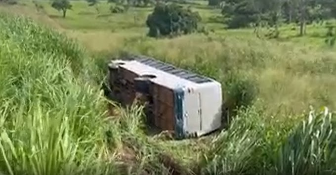 Micro-ônibus tomba entre Jaru e Ouro Preto do Oeste na BR-364