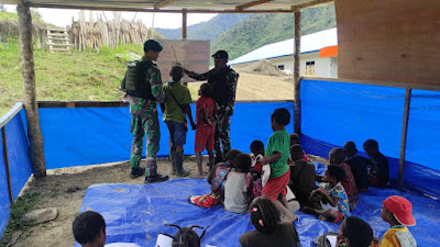 Daerah Terpencil Papua Minim Sarana Prasarana Pendidikan, Satgas Pamtas Mobile Raider 300/Brajawijaya Dirikan Sekolah Darurat