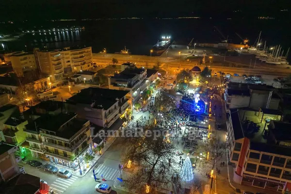 Στυλίδα: Χαμός με το Γιώργο Τσαλίκη στο άναμμα του δέντρου