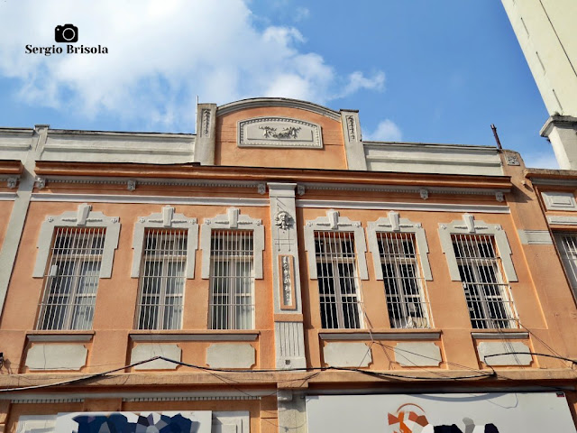 Vista ampla da fachada de uma antiga edificação na Rua Santa Ifigênia