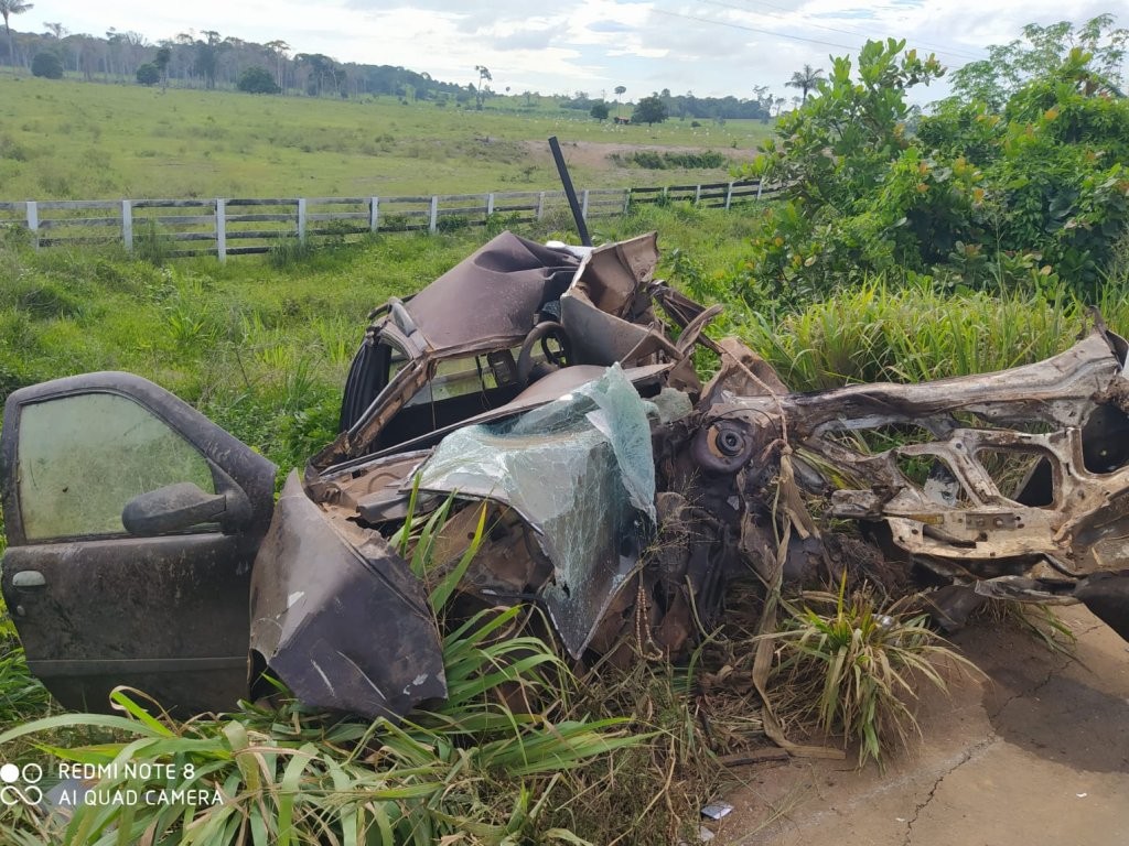 Motorista morre em colisão entre carro e caminhão tanque na BR-364 em RO