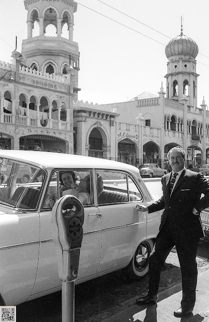 Mesquita na Grey Street em Durban no início da década de 1960 - MMG_N_S_014 Fotografia de Manuel Augusto Martins Gomes. Não usar fotografia sem referência ao seu autor Manuel Augusto Martins Gomes e sem link para as páginas:  https://manuelamartinsgomes.blogspot.com/ https://www.facebook.com/ManuelMartinsGomesMemorias https://www.instagram.com/manuelamartinsgomesmemorias/ Qualquer informação adicional é bem vinda.  Poderão contactar-me através do endereço de email: manuelamgomes20@gmail.com #anos60 #greystreet #mosque #mesquita #durbanmosque #durban #southafrica #africadosul #manuelmartinsgomesmemorias #manuelamartinsgomesmemorias