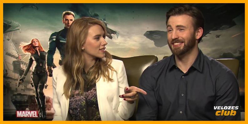 Cris Evans estão e Scarlett Johansson estão presentes na imagem, ambos estão em uma entrevista sorrindo