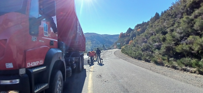 Vialidad Nacional realiza tareas de bacheo en caliente entre Bariloche y El Bolsón