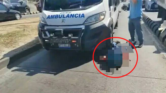 El Salvador: Motociclista murió arrollado por ambulancia en Soyapango