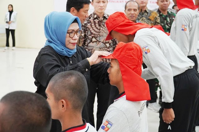 Memasuki Tahap 2, Sekda Sematkan Topi 30 Paskibraka