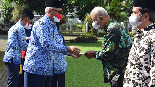 Peringati HUT Ke-50 KORPRI, Sejumlah ASN di Lingkup Pemda Banjarnegara Terima Penghargaan