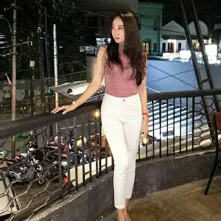 99 Potret Menarik Selebgram cantik Indonesia Berwajah Imut Della Aprilia instagram