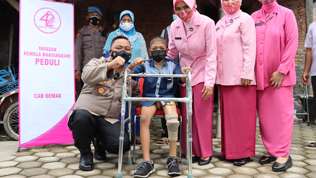 Peduli Penyandang Disabilitas, Kapolres Demak Serahkan Bantuan Kaki Palsu