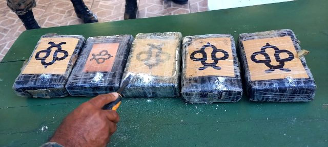 15 de Azua: Ocupan 5 paquete de droga 📦