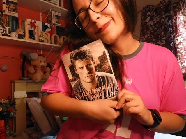 foto com o livro casamento para um da ella maise publicado pela editora charme