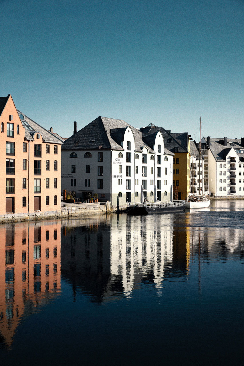 Modern apartment with atmospheric dark shades in Norway