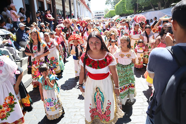 Uruapan se vuelve gloriosa .Todo comienza con el desfile de artífices y sus obras.