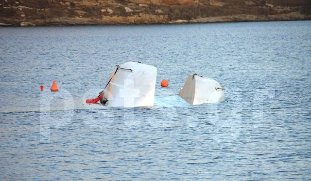 Πάρος – Ναυάγιο: Αποτροπιασμός - Έγκλημα στα παγωμένα νερά του Αιγαίου - Αυτή είναι η σαθρή, υποτυπώδης βάρκα στην οποία φόρτωσαν 80 ψυχές (Βίντεο)