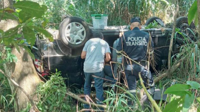 El Salvador: Mujer cayó con su auto a barranco en Antiguo Cuscatlán