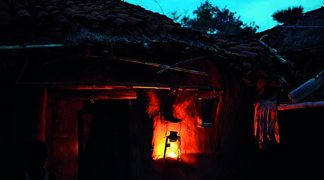 आजादी के 77 साल बाद भी इस गांव में नहीं पहुंच पाई बिजली,अंधेरे में रहते हैं लोग।