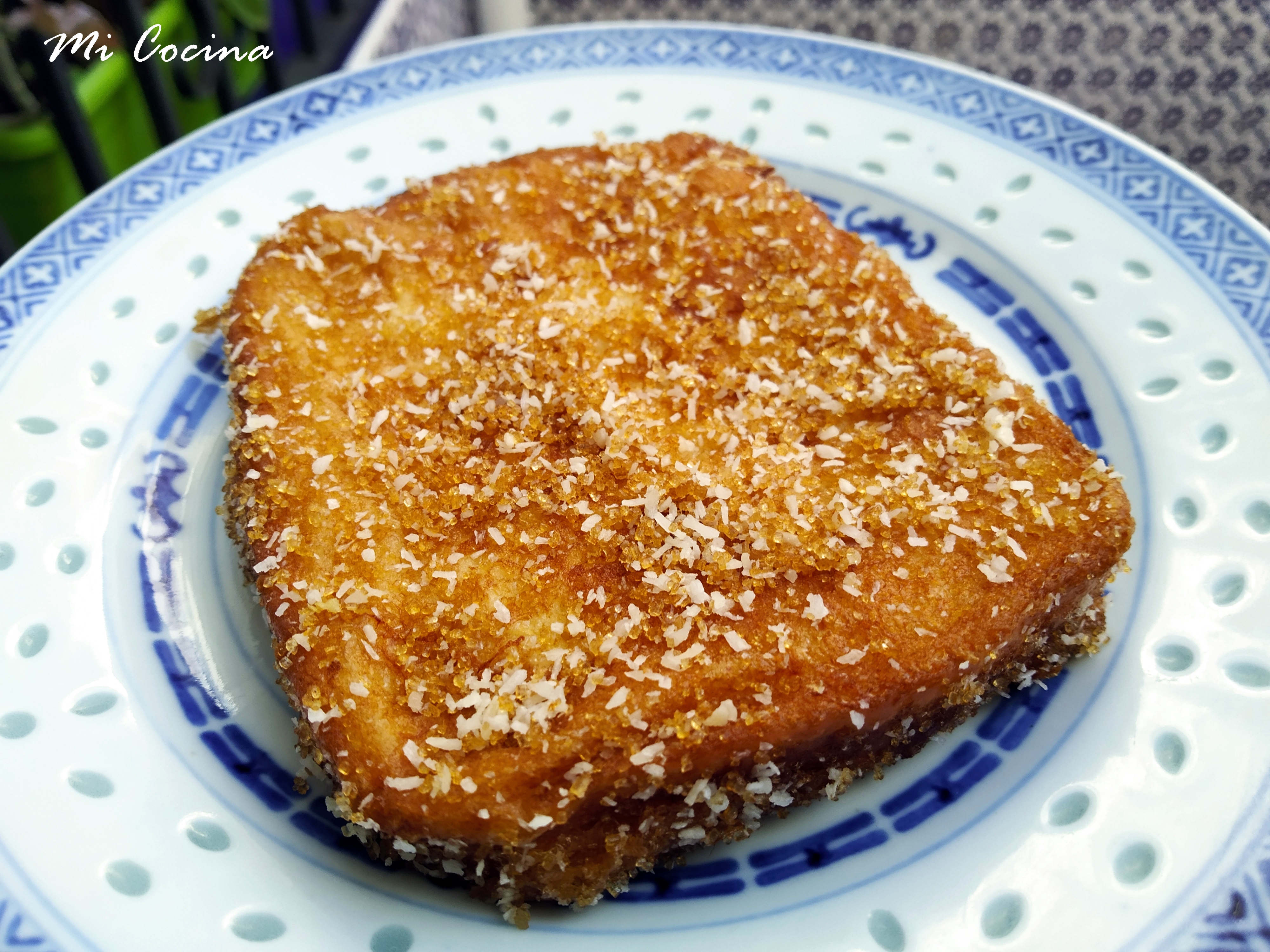 TORRIJAS DE LECHE DE COCO, REBOZADAS EN COCO Y AZÚCAR MORENO.