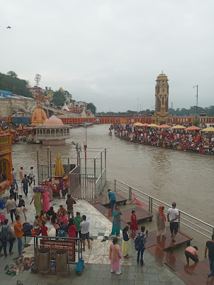 View of the Clock Tower and main temple of Har ki Pauri.