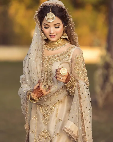 Rabeeca Khan All dolled up in alluring wedding dress by Faiza Salon