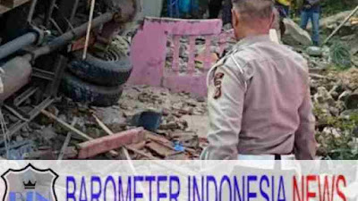 Unit Laka Polres Bogor Olah TKP Laka Lantas Sebuah Truk Menabrak Bangunan Rumah di Tenjolaya Ciampea Kab.Bogor..