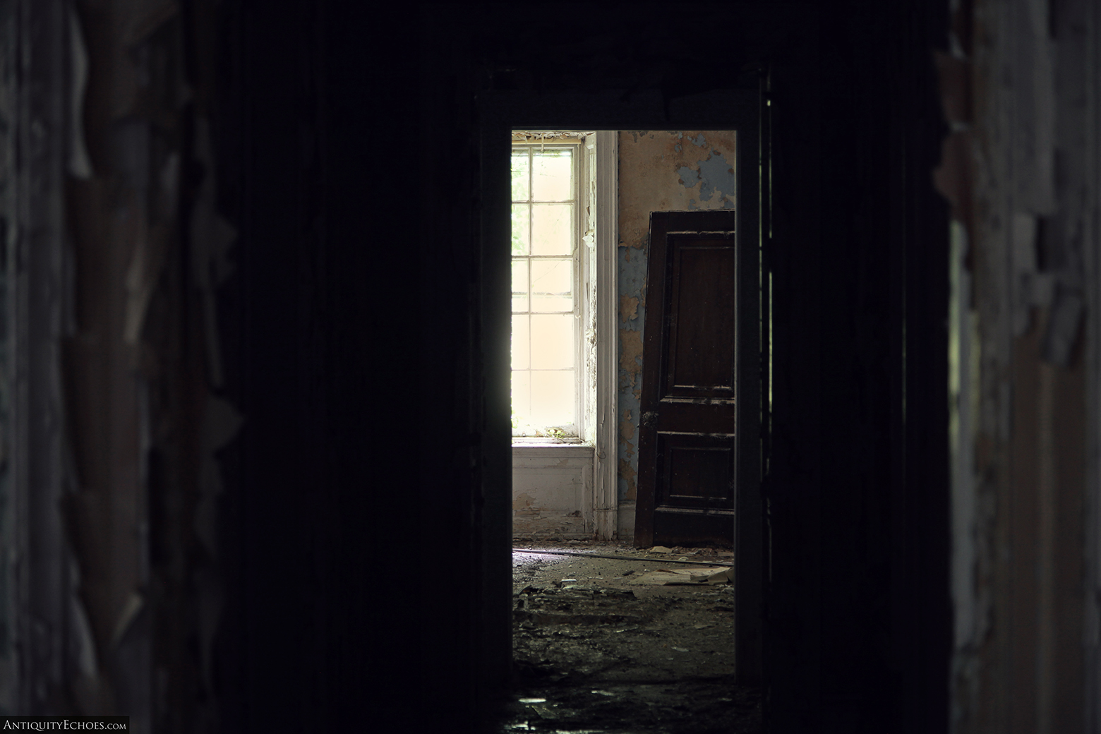 Woodburne Mansion - Passing through a Dark Room