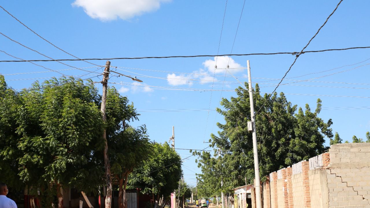https://www.notasrosas.com/MinEnergía y Air-e ejecutan proyecto de normalización de redes en el barrio 'Las Marías', de Riohacha