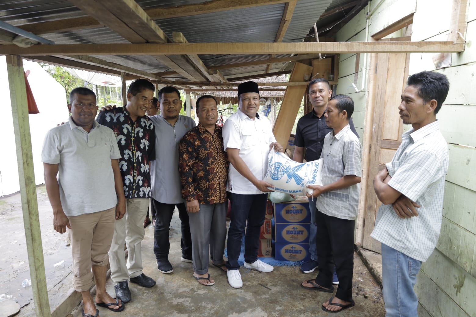 Dirut PT Takabeya Perkasa Group, H. Mukhlis Rehab Rumah Warga Bireuen Hancur Tertimpa Pohon Kelapa